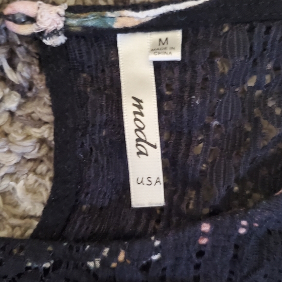 Beautiful Peek-a-Boo Shoulder Floral Top - Picture 3 of 3